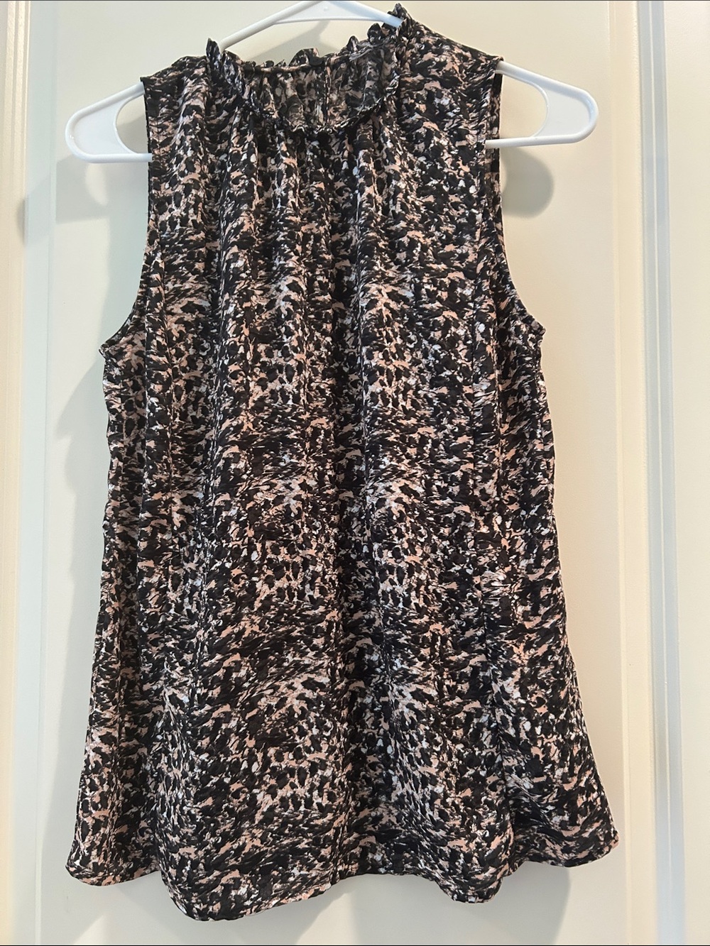 H&M Sleeveless Ruffle Mock Neck Printed Top lined keyhole button back size M?